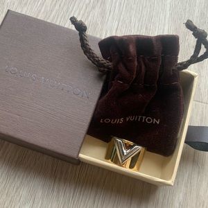 LV Essential V Ring